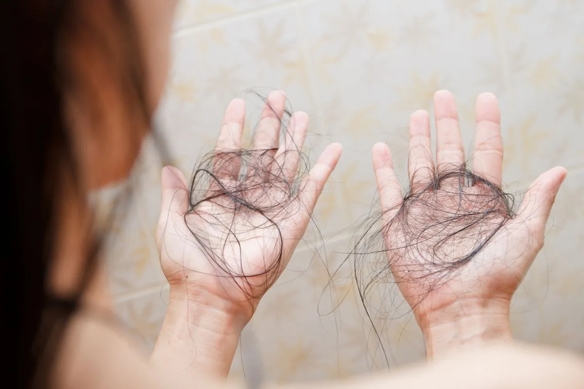 Stop! Kebiasaan Ini Bisa Jadi Penyebab Rambut Rontok Parah