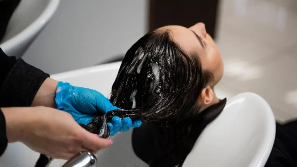 Dari Rontok Parah ke Rambut Sehat: Ini Bedanya Perawatan Salon vs. Klinik