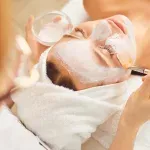 Facial Treatment di Klinik vs Facial di Salon: Apa Perbedaannya?