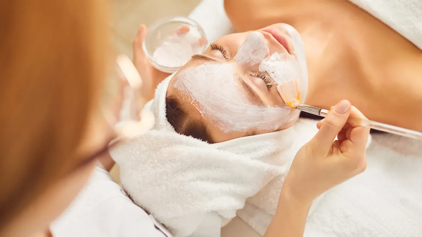 Kulit Kusam & Berjerawat? Facial Adalah Solusi Terbaik untukmu