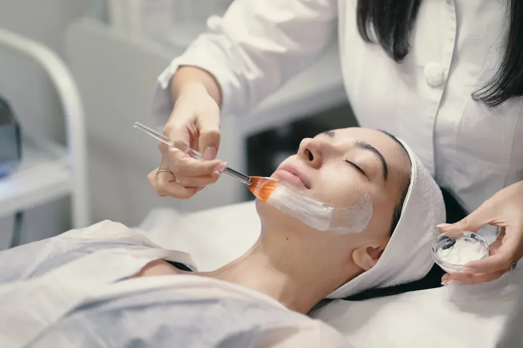 Whitening atau Brightening? Mana Solusi Terbaik untuk Kulitmu?