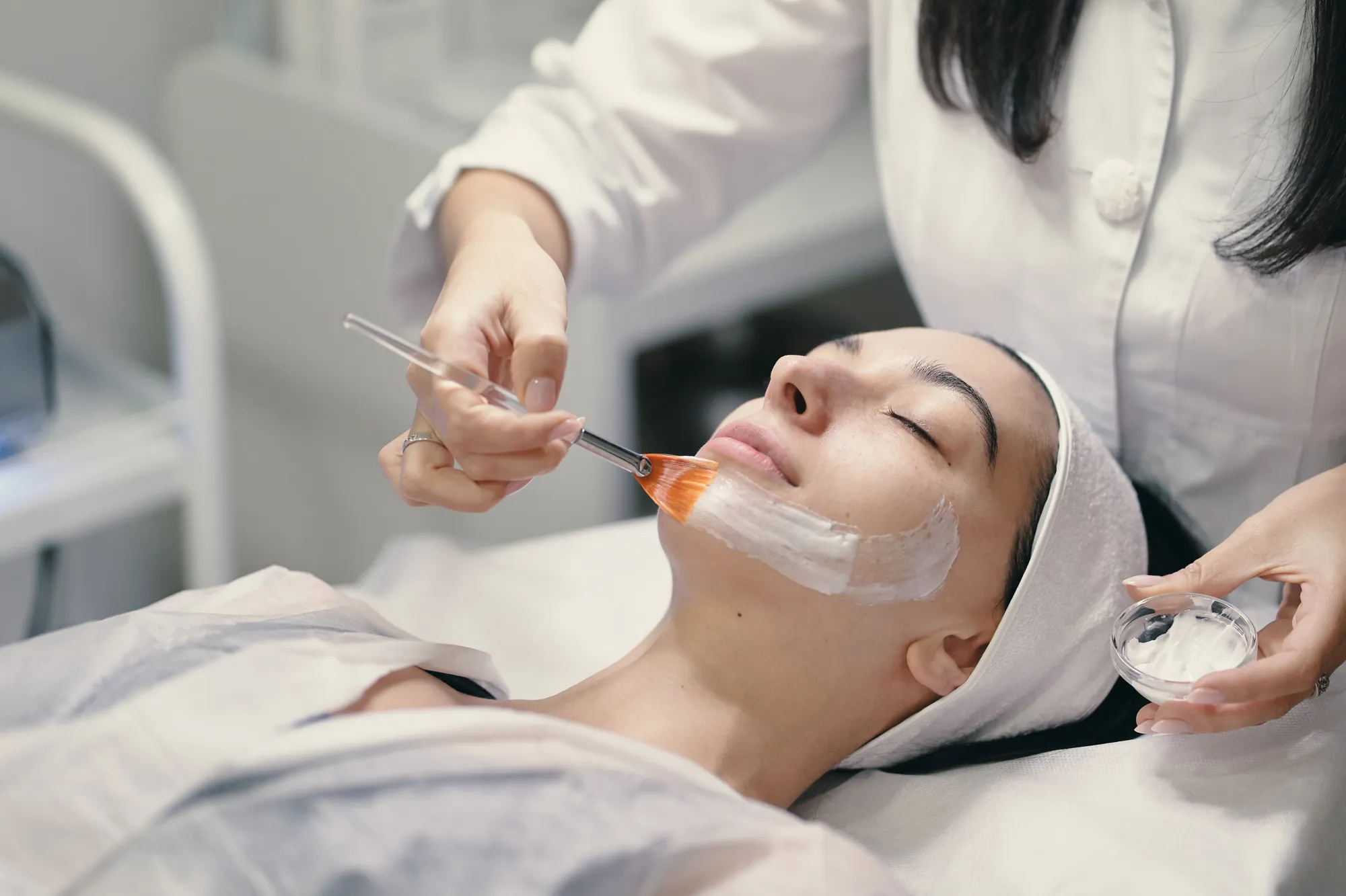 Whitening atau Brightening? Mana Solusi Terbaik untuk Kulitmu?