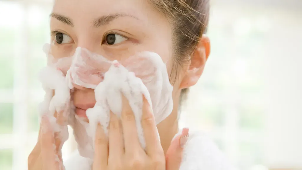 Punya Kulit Kering? Ini Cara Tepat Memilih Facial Wash Terbaik