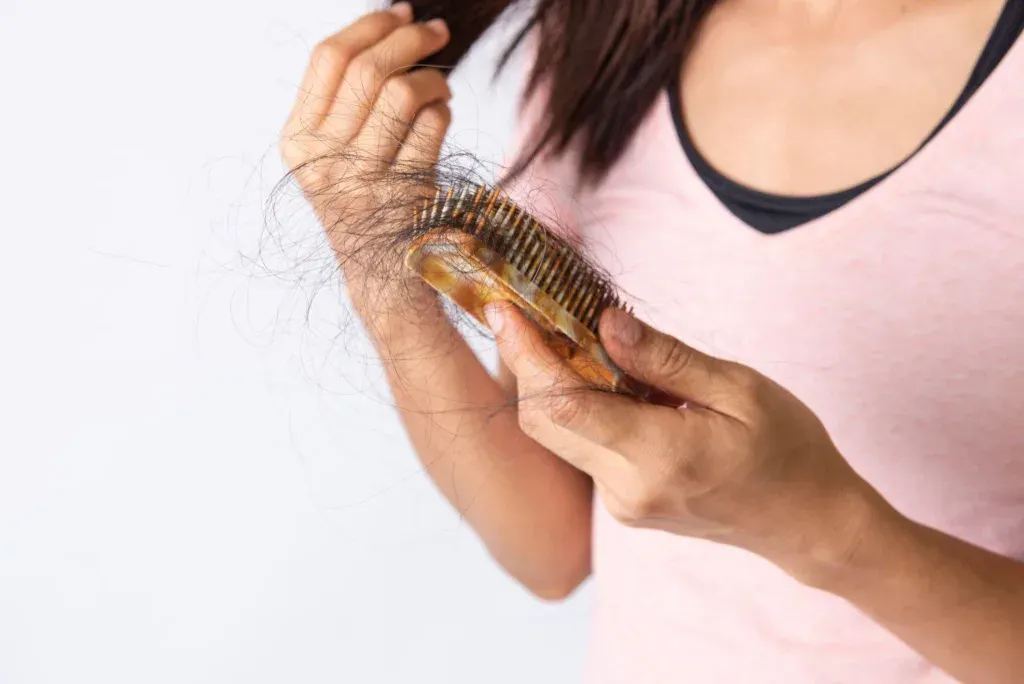 7 Penyebab Rambut Rontok Parah pada Wanita & Solusi Tepatnya