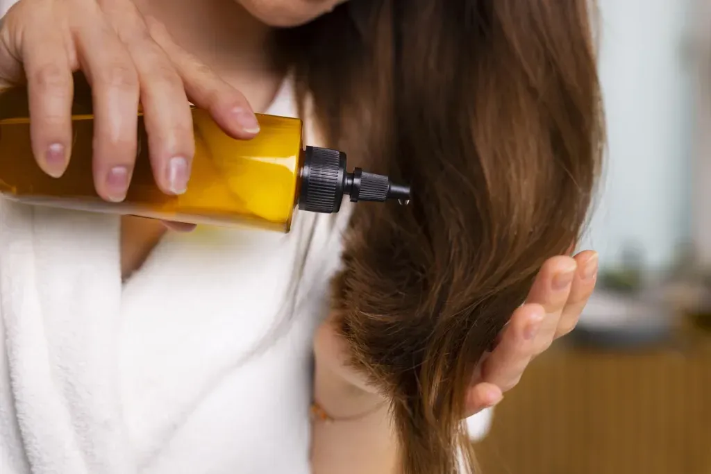 Minyak Penumbuh Rambut Alami vs Perawatan Klinik, Mana Paling Ampuh?