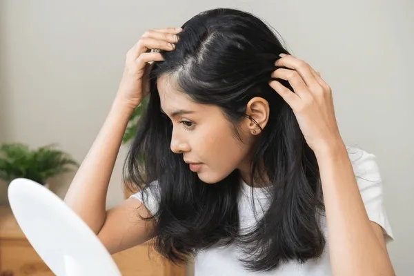 Mengapa Rambut Rontok Semakin Parah? Bongkar 3 Penyebab dari Dalam Tubuh yang Jarang Kamu Sadari