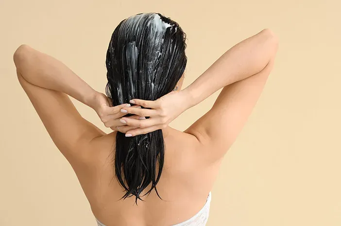 Stop Cemas Rambut Rontok! Begini Cara Pilih Shampo Ampuh