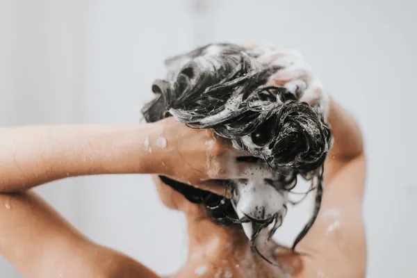 Rambut Rontok dan Kusam? Cek Urutan Perawatan yang Benar!