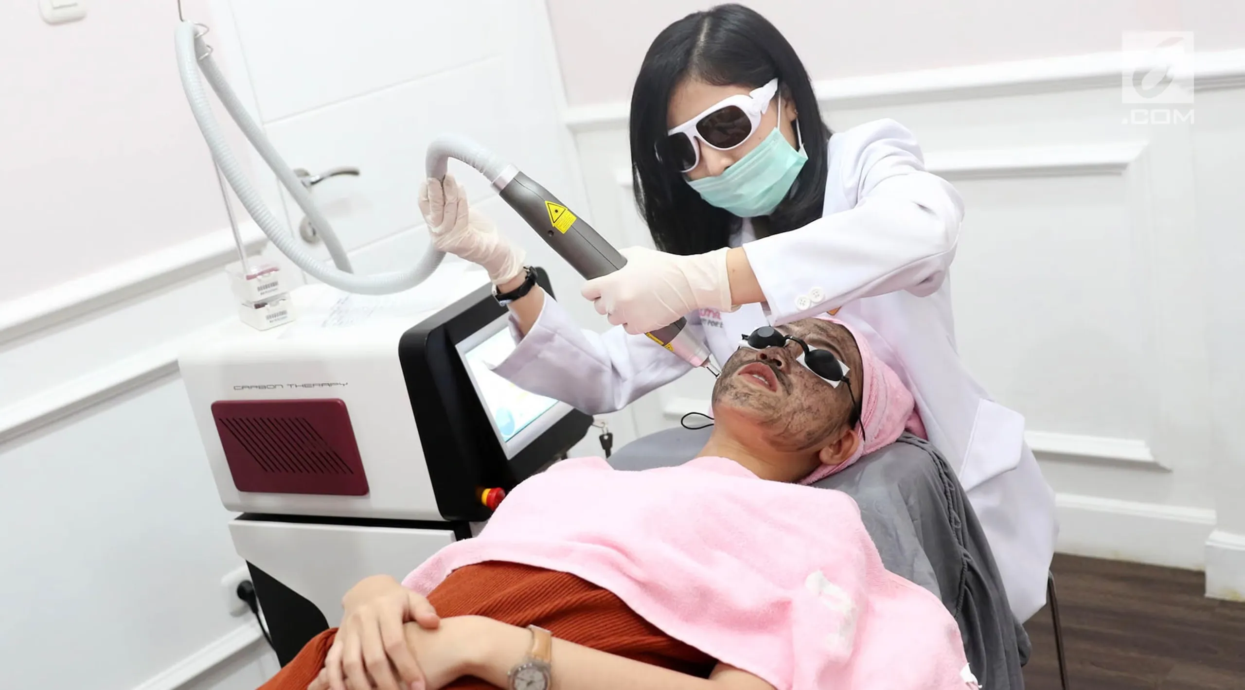 Bagaimana Laser Waajah Bisa Atasi Bekas Jerawat & Tanda Penuaan?