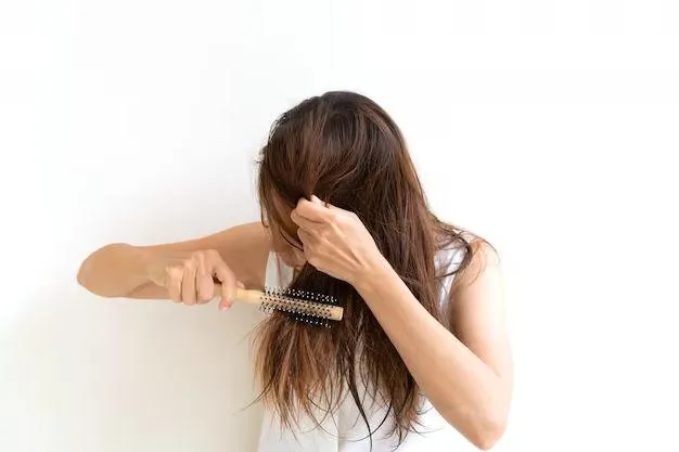 6 Penyebab Rambut Kusut & Cara Mengatasinya Agar Lembut Permanen