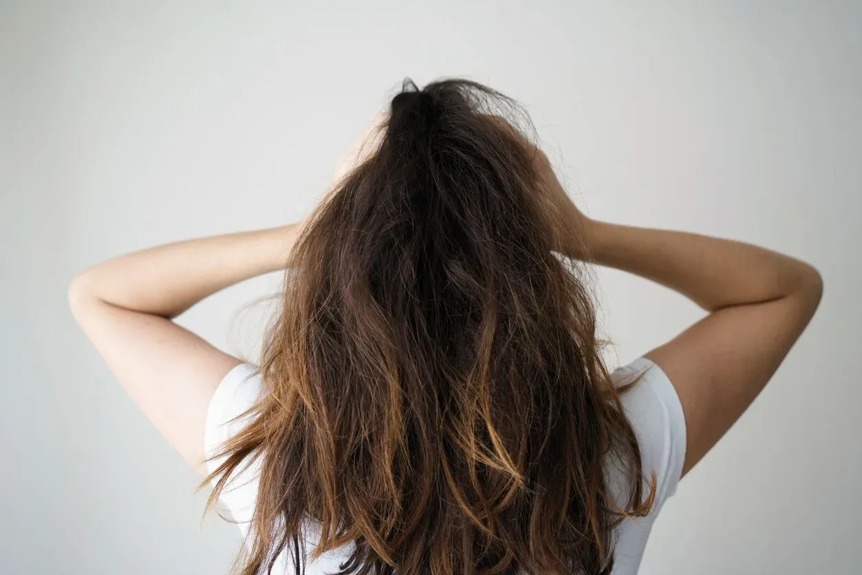 Rambut Bercabang dan Kering? Ini Cara Mengatasinya dari Akar