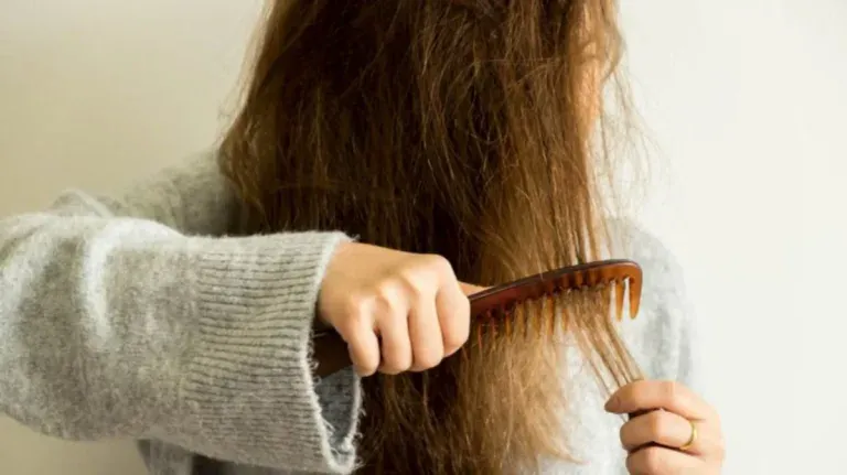 Punya Rambut Kusut dan Sulit Diatur? Begini Cara Tepat Mengatasinya