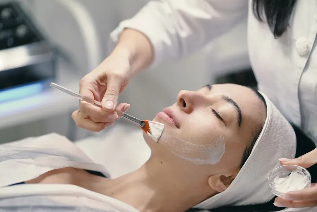 Bagaimana Chemical Peeling Bikin Wajah Glowing Bebas Kusam?
