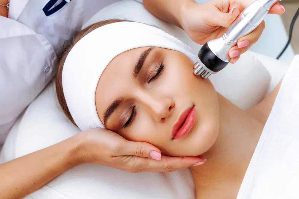 Kulit Mulai Kendur? RF Treatment Adalah Solusi ‘Setrika Wajah’ Tanpa Bedah