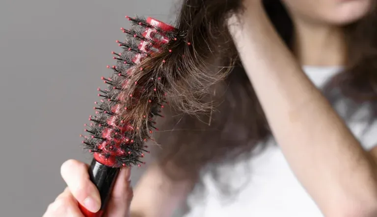 7 Cara Ampuh Mengatasi Rambut Bercabang Tanpa Harus Dipotong