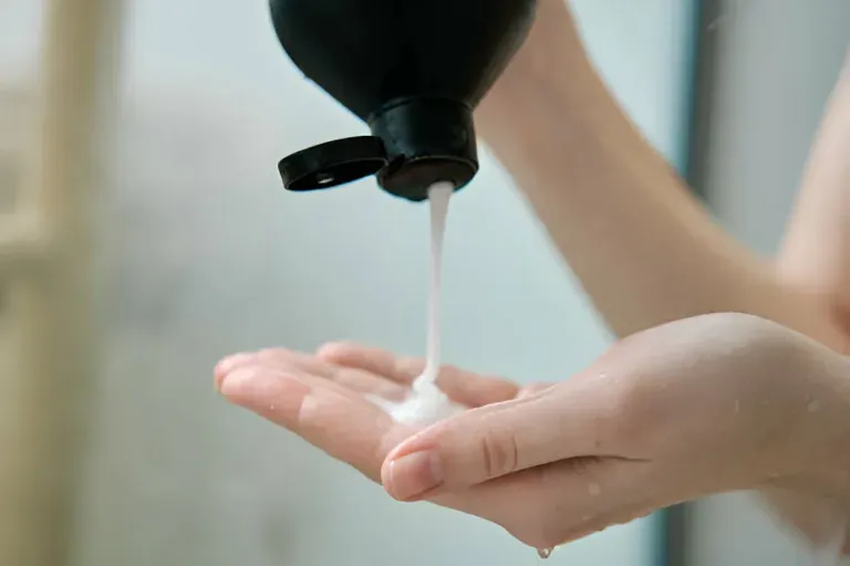 Cara Memilih Shampoo untuk Kulit Kepala Gatal dan Rambut Rontok