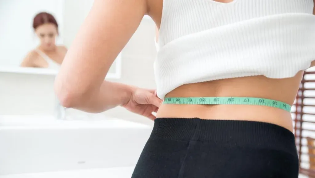 Mengapa Wanita Mudah Alami Perut Buncit? Ini Solusinya