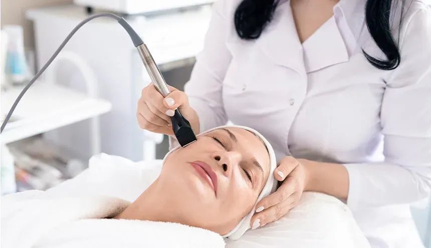 Kulit Kusam & Banyak Bekas Jerawat? Ini Solusi Peeling yang Tepat Untukmu