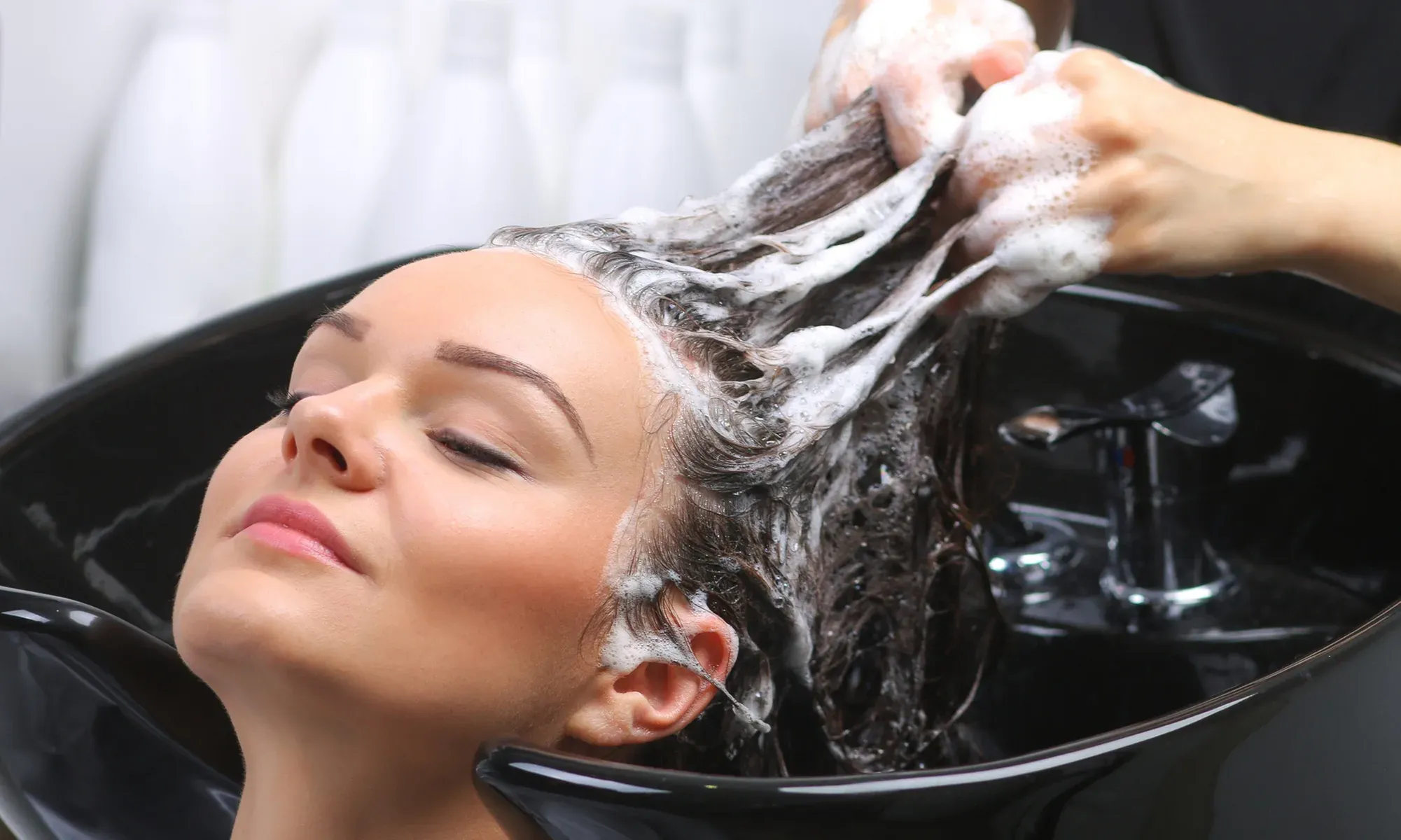 Rambut Rontok Makin Parah? Ini Solusi Medis yang Tak Ada di Salon