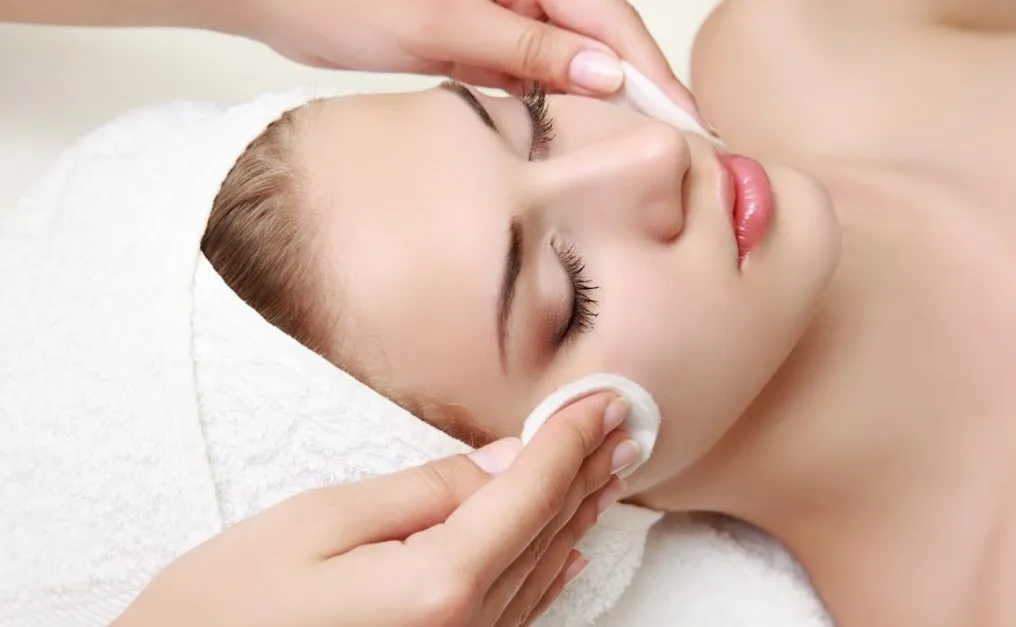 4 Manfaat Facial Rutin: Kunci Kulit Sehat & Glowing Impianmu