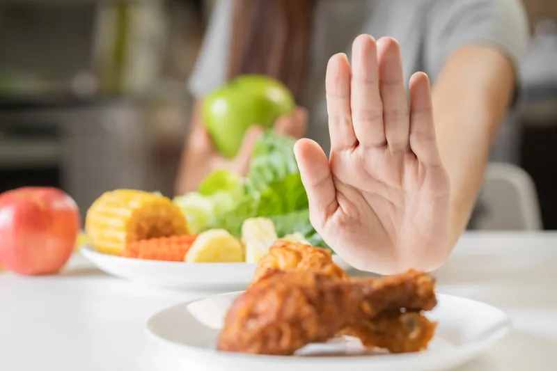 5 Pantangan Makanan Utama bagi Penderita Alopecia Areata