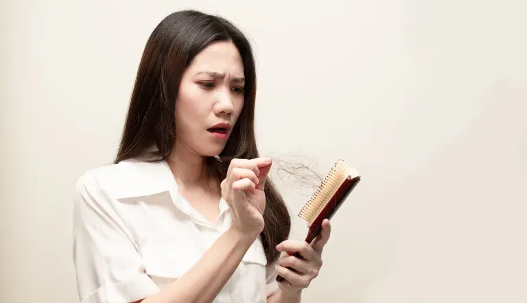 Khusus Wanita: Kenali Penyebab Rambut Rontok Parah & Cara Atasinya