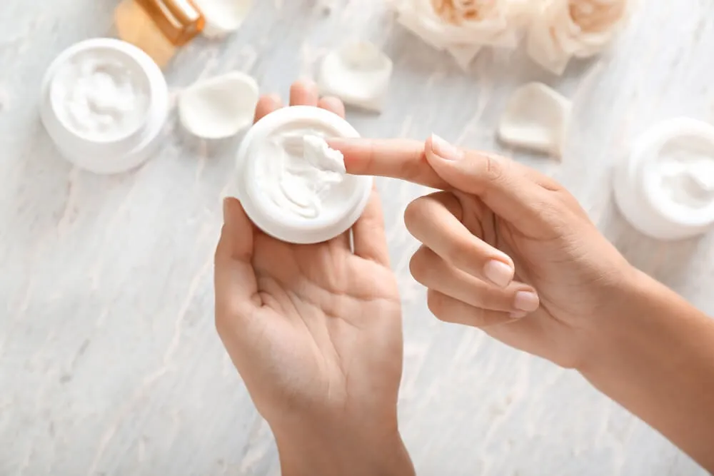 5 Kandungan Wajib dalam Moisturizer untuk Kulit Kering Menurut Ahli
