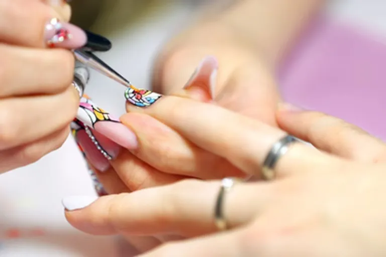 7 Tren Nail Art 2025 Wajib Coba untuk Ekspresikan Gayamu