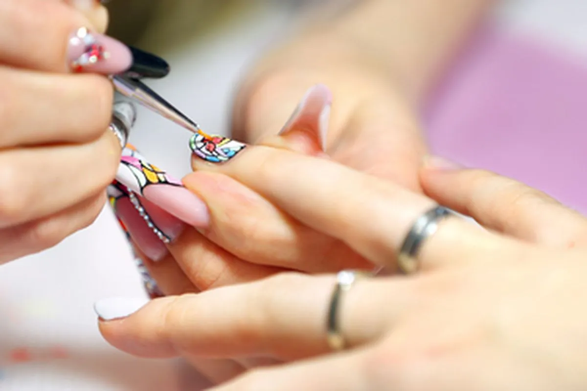 7 Tren Nail Art 2025 Wajib Coba untuk Ekspresikan Gayamu