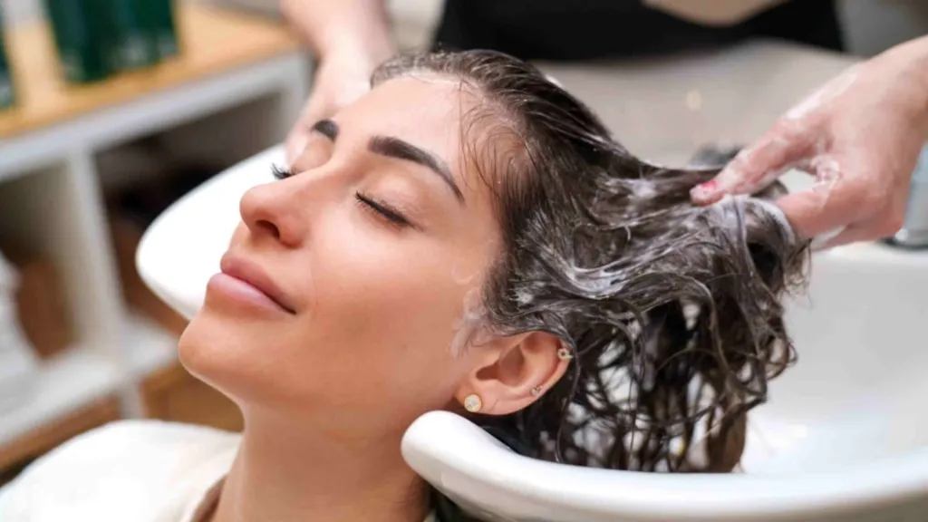Hair Spa Adalah Kunci Rambut Sehat: Kapan Dibutuhkan & Di Mana Perawatan Terbaik