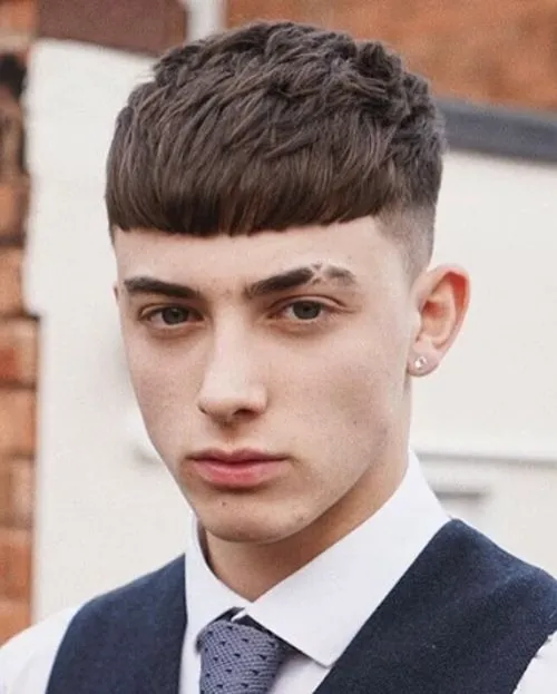 Cowok atau Pria Dengan Model Rambut Classic Edgar Cut