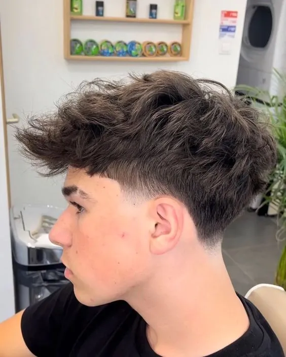 Pria dengan model rambut Taper Fade Edgar