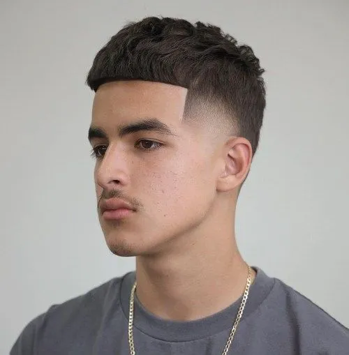 pria dengan model rambut Undercut Edgar Cut