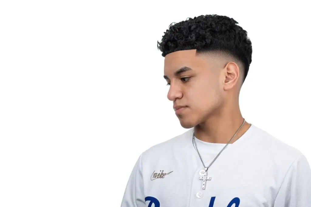 pria dengan model rambut Short Messy Layers