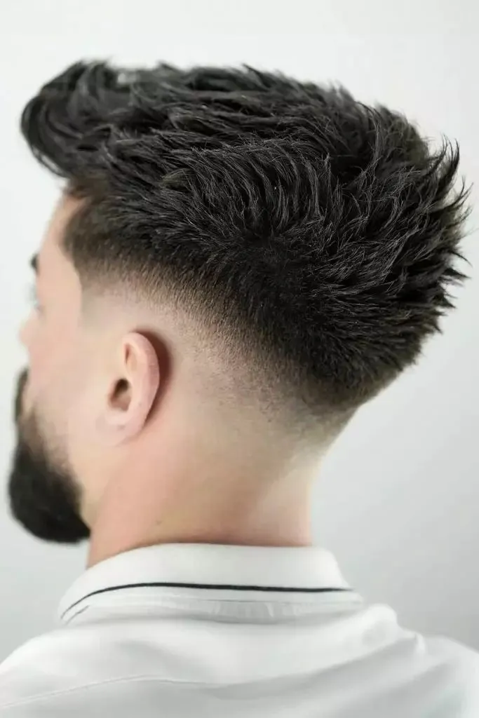 pria dengan model rambut Mid Taper Fade