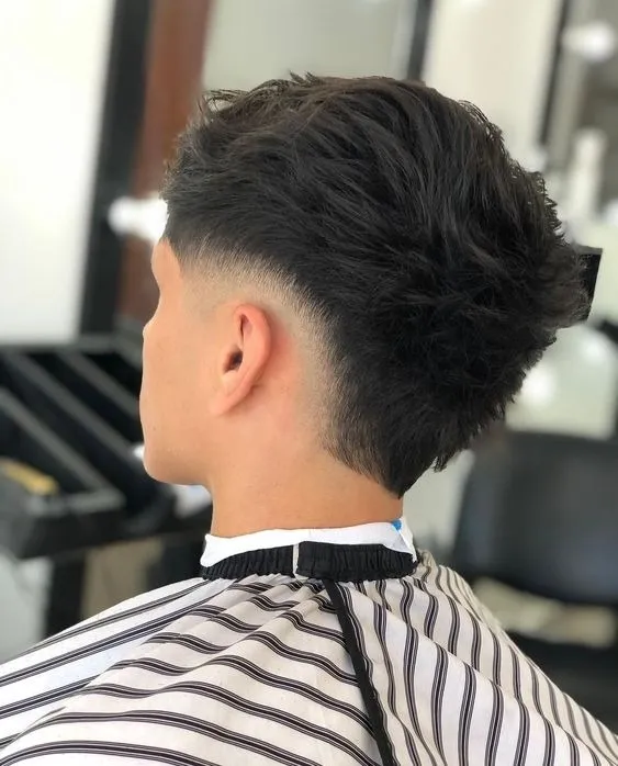 Pria dengan model rambut Low Taper Fade