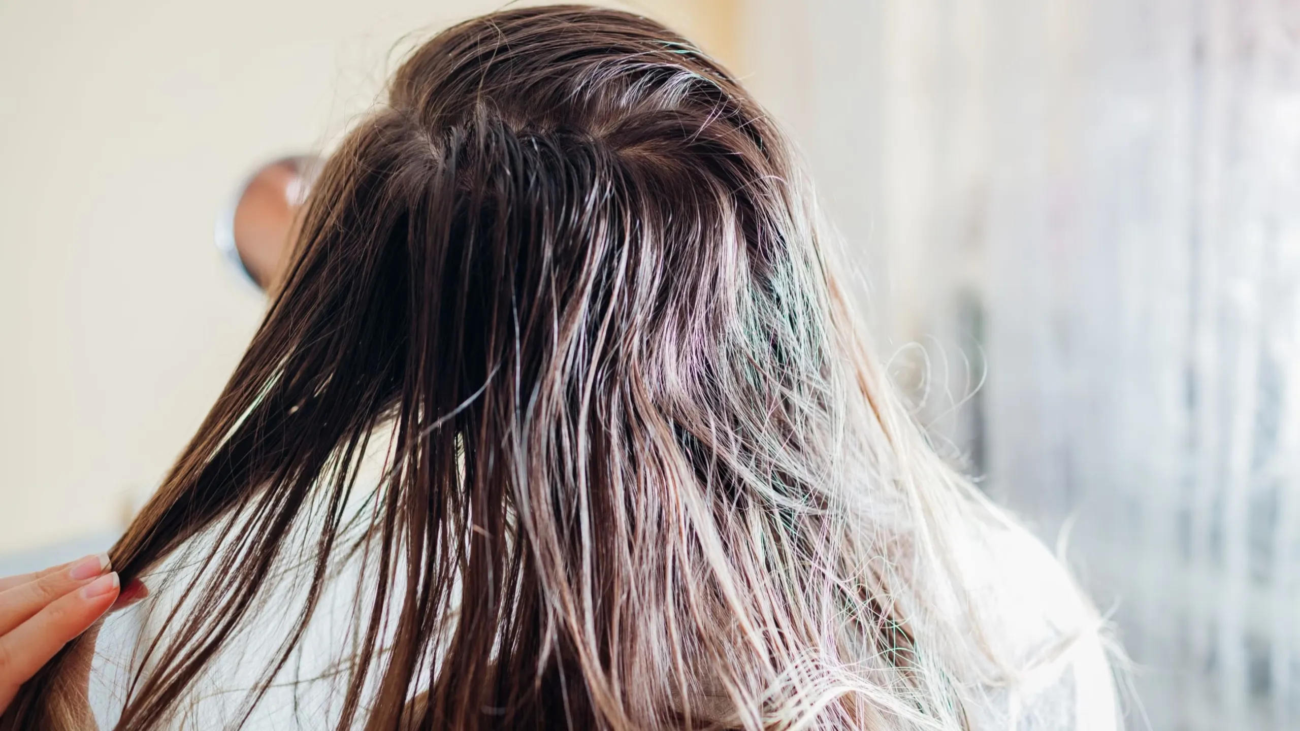Rambut Cepat Lepek? Temukan Penyebab dan Solusi Efektif di Sozo Skin Clinic