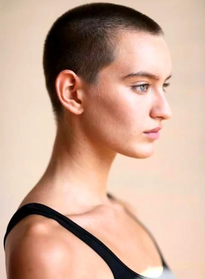 Wanita dengan model rambul Buzz Cut