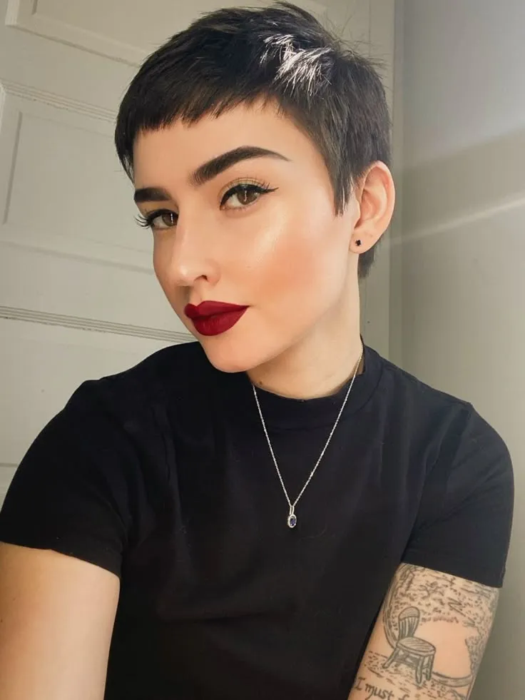 wanita dengan model rambut Pixie Cut