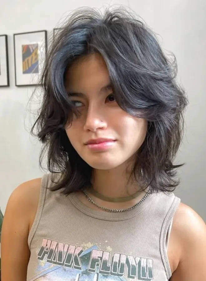 Wanita dengan model rambut Shaggy Cut