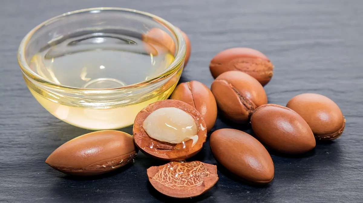 Manfaat Argan Oil untuk Rambut Rusak Akibat Styling & Coloring: Solusi Alami vs Medis