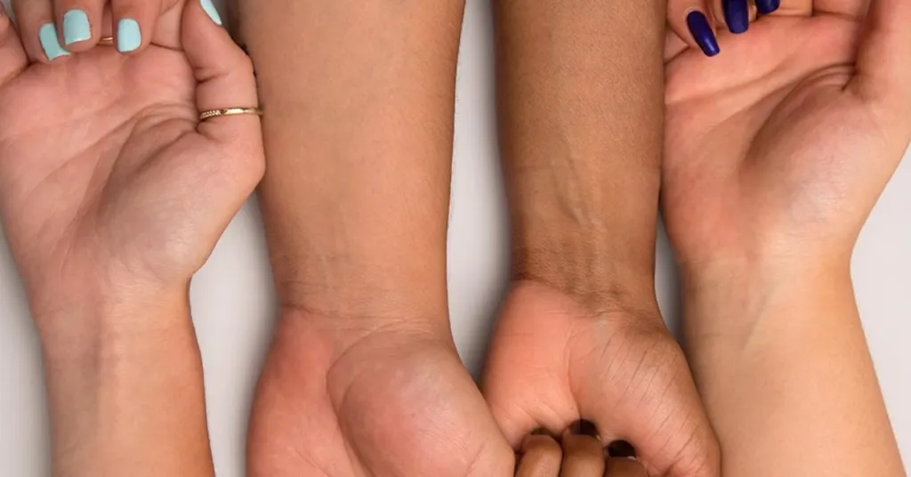 Panduan Lengkap Warm Undertone: Cara Mengetahui & Warna yang Cocok