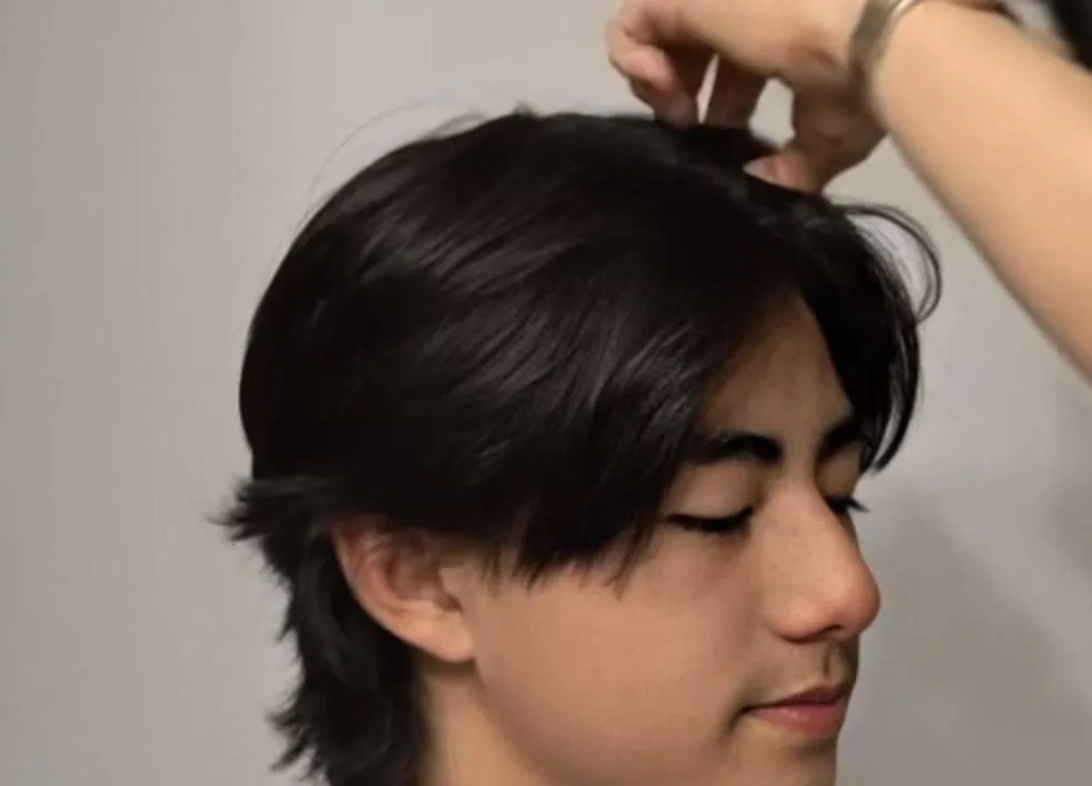 7 Cara Mudah Styling Rambut Belah Tengah Pendek Agar Wajah Tirus