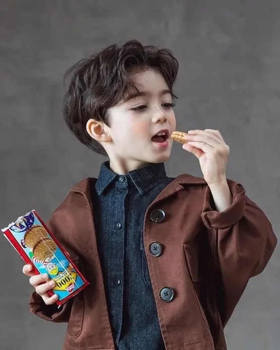 anak laki laki dengan model rambut comma hair
