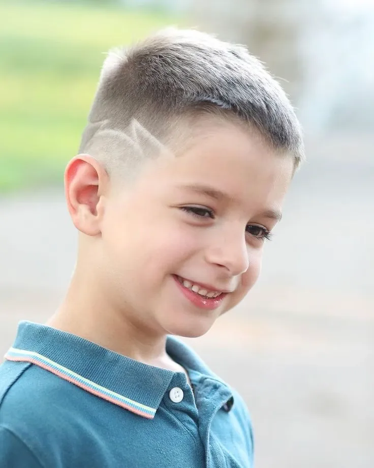 anak laki laki dengan model rambut crew cut 