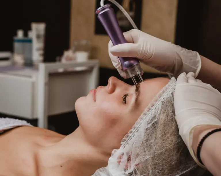 Berapa Lama Hasil Pico Laser Terlihat? Memahami Proses Biologis di Balik Kulit yang Lebih Cerah