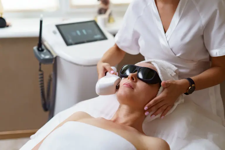 Pico Laser vs CO2 Laser untuk Bopeng Bekas Jerawat: Mana yang Tepat?