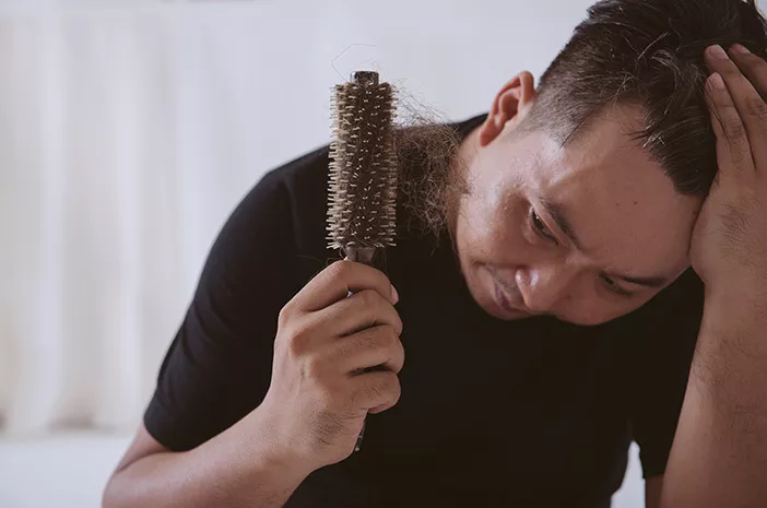 10 Penyebab Rambut Rontok pada Pria & Cara Mengatasinya