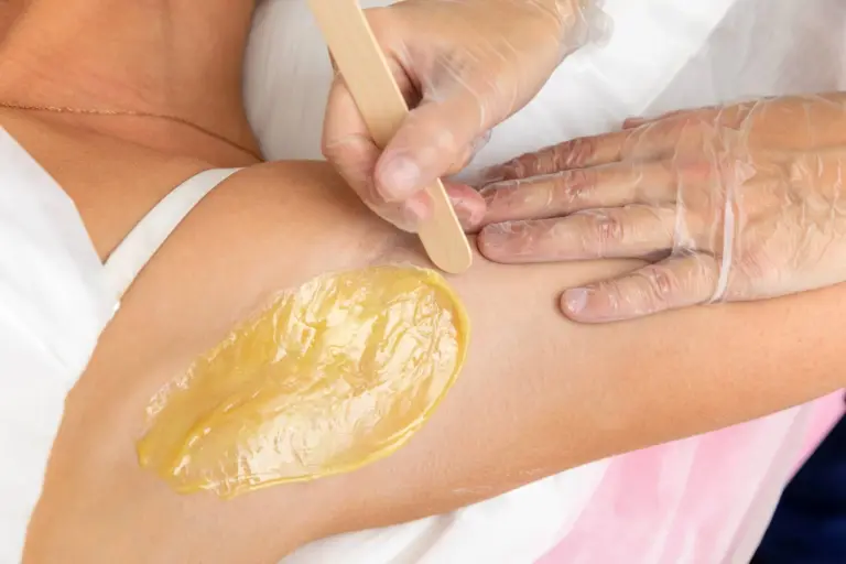 Cara Menghilangkan Bulu Ketiak: Panduan Waxing di Rumah Tanpa Iritasi