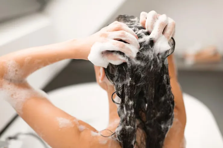 15+ Shampo Penumbuh Rambut Terbaik untuk Rambut Rontok